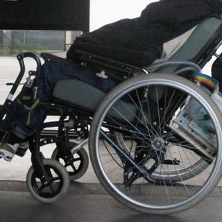 Un handicapé dans un fauteuil