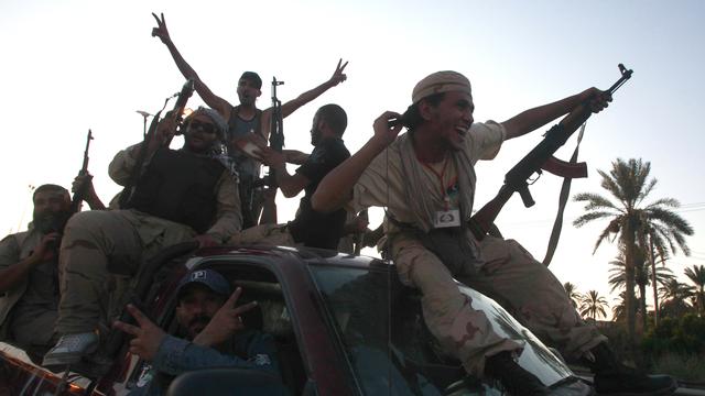 Les rebelles libyens fêtent leur entrée victorieuse dans Tripoli. [Bob Strong]