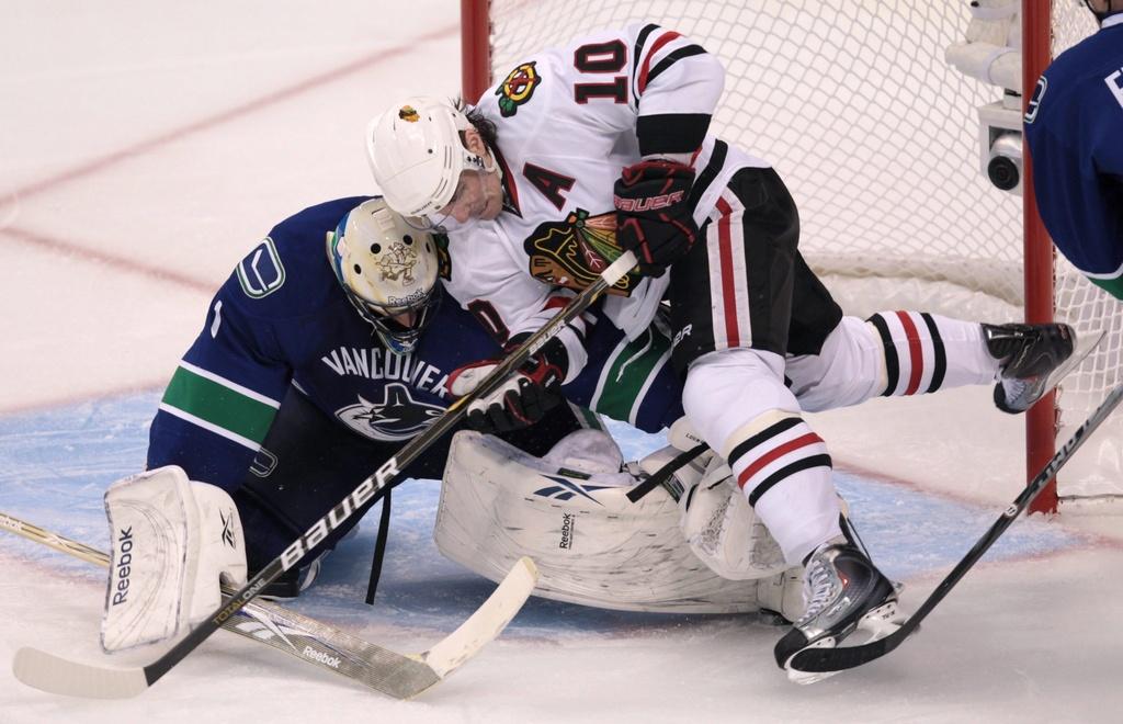 Roberto Luongo a été incroyable dans la cage de Vancouver, comme ici devant Patrick Sharp. [Keystone - Darryl Dyck]