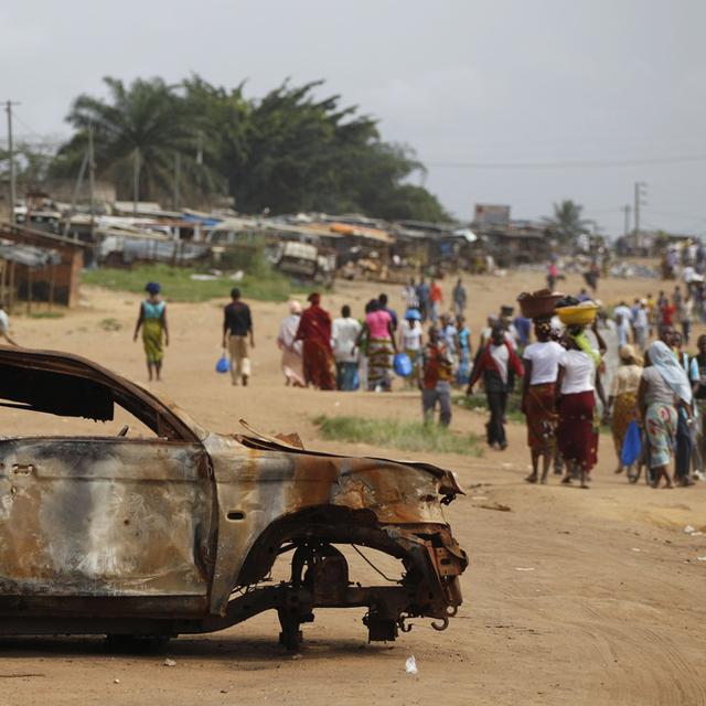 Les combats font rage en Côte d'Ivoire et mettent en danger les populations civiles. [Rebecca Blackwell]