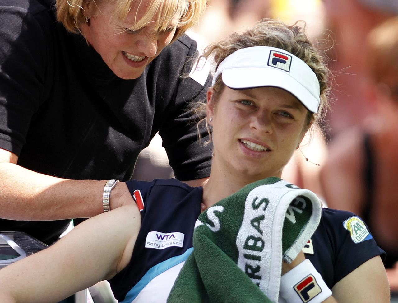 Kim Clijsters se fait remettre l'épaule droite. Mais elle devra tout de même abandonner... [Reuters - Danny Moloshok]