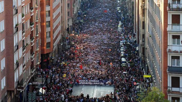 Des dizaines de milliers de personnes dans les rues de Bilbao. [Rafa Rivas]