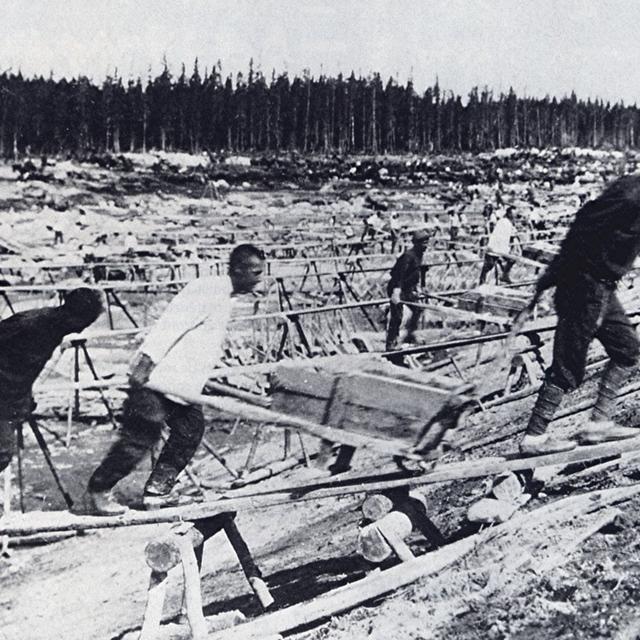 Des prisonniers sur le chantier du canal de la mer Blanche. [Wikimedia / domaine public]