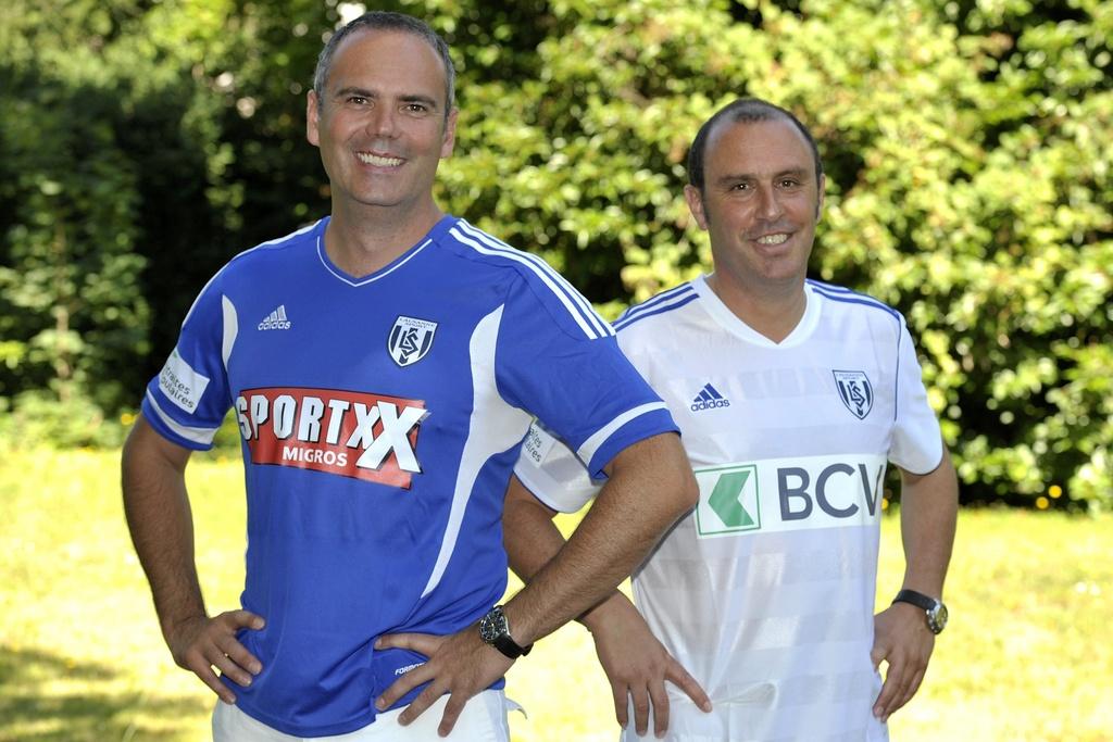 Le Lausanne-Sport changera de maillot à la mi-temps de ses matches afin de satisfaire ses deux sponsors, comme le montrent Jean-François Collet et Alain Joseph, président et vice-président du club.