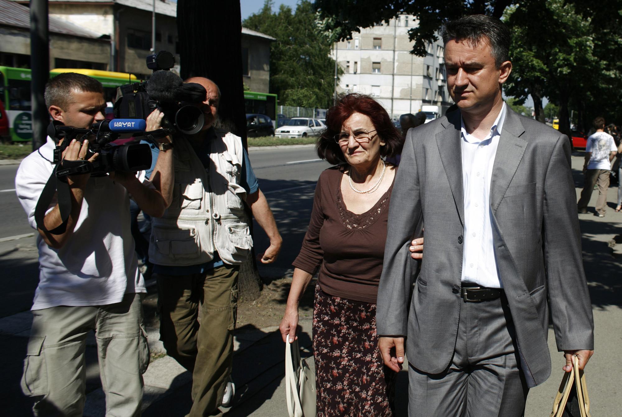 Bosiljka Mladic, l'épouse de Ratko Mladic, et son fils Darko se sont rendus au tribunal dans la matinée. [REUTERS - Stoyan Nenov]