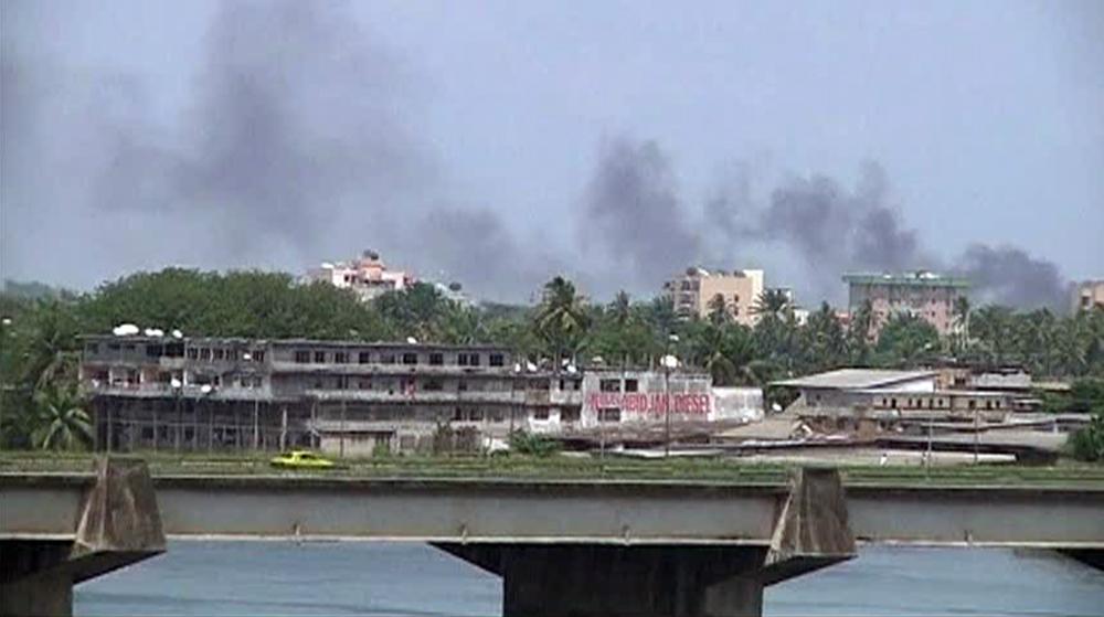 De la fumée s'est élevée du centre d'Abidjan. [Reuters - � Reuters TV / Reuters]