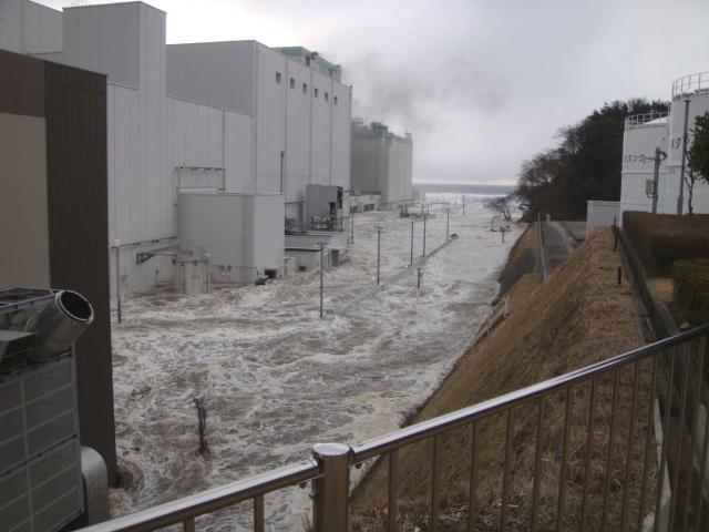 L'eau apportée par le tsunami du 11 mars s'engouffre dans les installations de Fukushima. [REUTERS - Tepco]