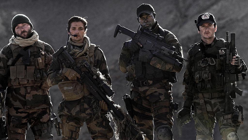 Denis Ménochet (à gauche) et Benoît Magimel (à droite) font partie d'une unité des forces spéciales de l'armée française. [commeaucinema.com]