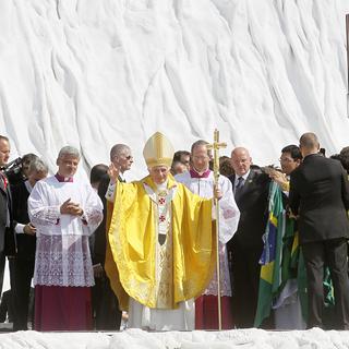 Des centaines de milliers de pèlerins ont acclamé une dernière fois ce dimanche matin le pape Benoît XVI. [Cesar Manso]