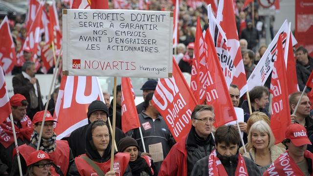 Un millier de personnes sont venues protester à Nyon contre la fermeture annoncée du site de Novartis à Prangins. [Dominic Favre]