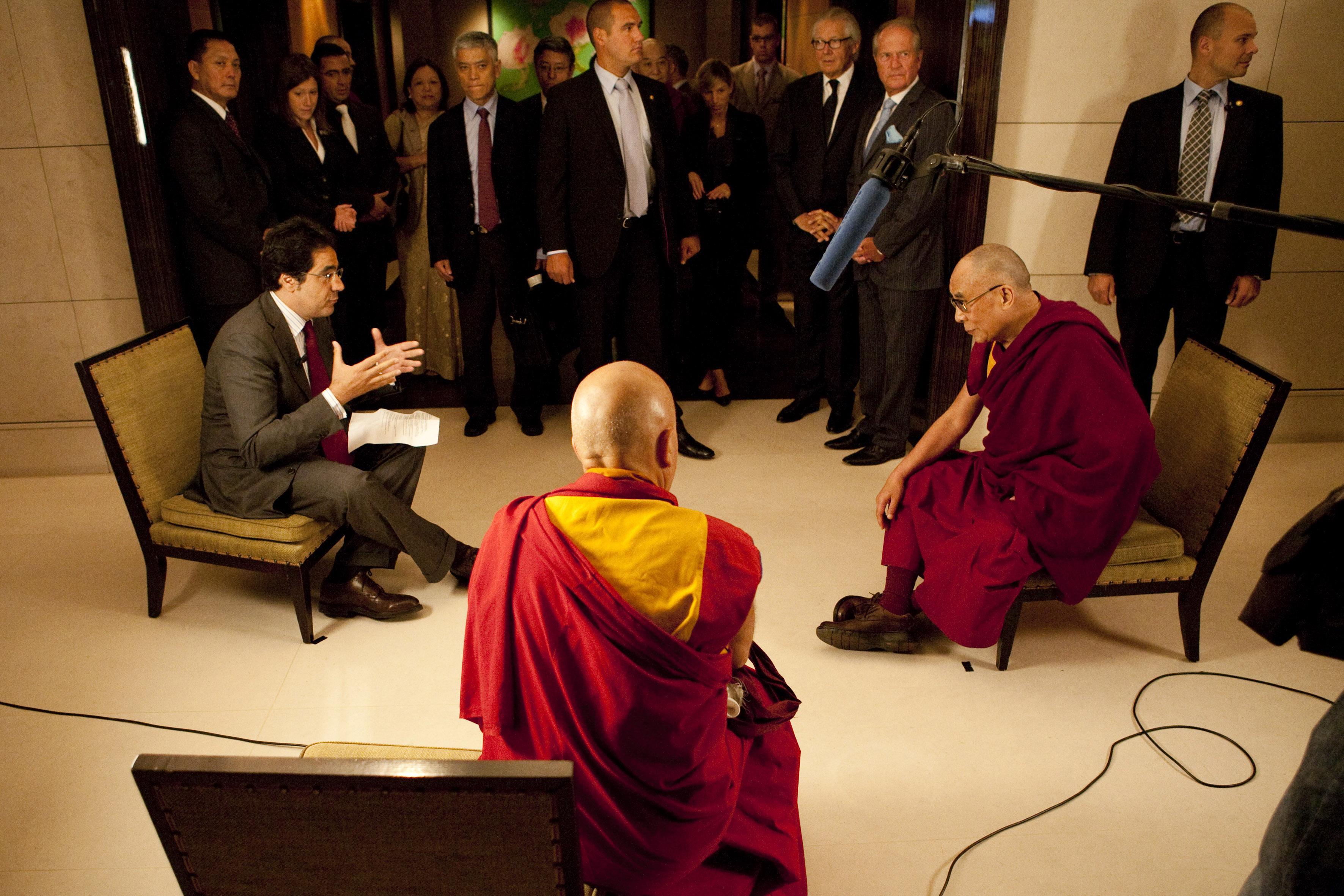 Le dalaï-lama a été interviewé par Darius Rochebin lors de son passage à Genève. [RTS - Kearney Anne]