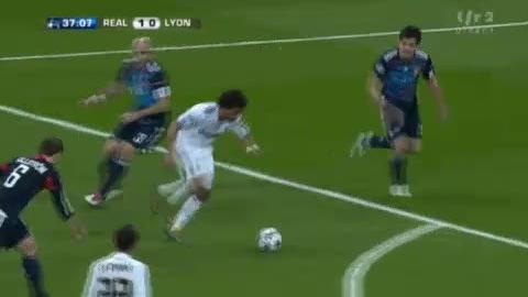 Football / Ligue des Champions (1/8e retour ) : Real Madrid - Lyon (1-0) : but inscrit par Marcelo à la 37e minute