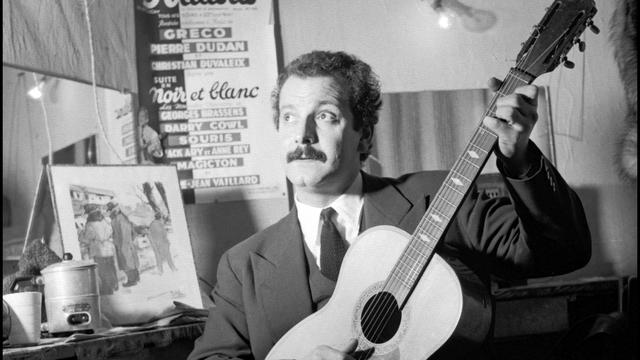 Le chanteur français Georges Brassens dans sa loge. [Staff]