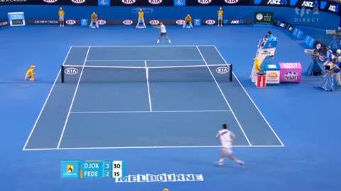 Tennis / Open d'Australie: Federer - Djokovic (demi-finale). Federer est le premier à être en difficulté sur son service. Il s'en sort de haute lutte
