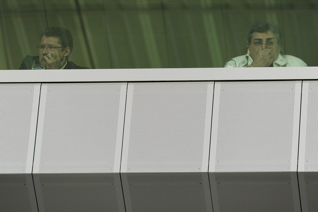 Le président Rudakov et l'argentier Chagaev n'ont guère apprécié le spectacle de leurs joueurs xamaxiens. [KEYSTONE - Jean-Christophe Bott]