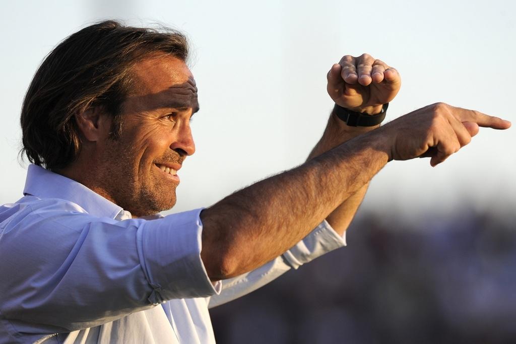 L'entraîneur de Lausanne Martin Rueda montre la direction de la Super League. [Laurent Gilliéron]