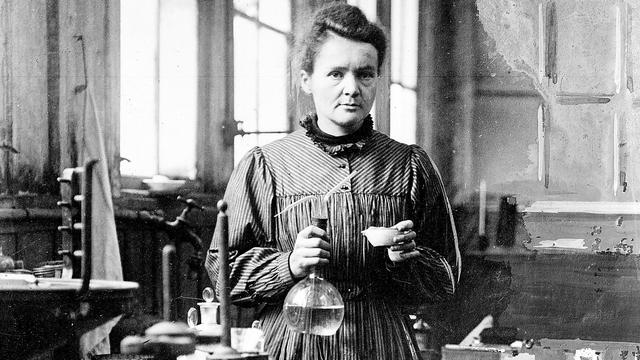 Marie Curie, dans son premier laboratoire installé dans un hangar à Paris (1895-1904). [Harlingue / Roger-Viollet]
