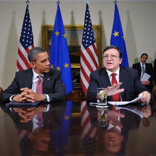 Barack Obama s'est dit prêt à aider l'UE après un sommet avec José Manuel Barroso (à droite) et Herman Van Rompuy [Mandel Ngan]