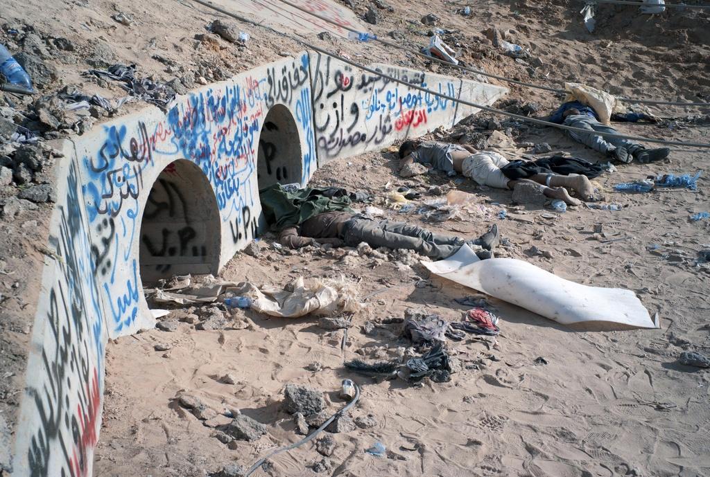 C'est dans ces conduits - devant lesquels gisent des cadavres de pro-Kadhafi - que Mouammar Kadhafi aurait été trouvé par les combattants du CNT. [KEYSTONE - David Sperry]