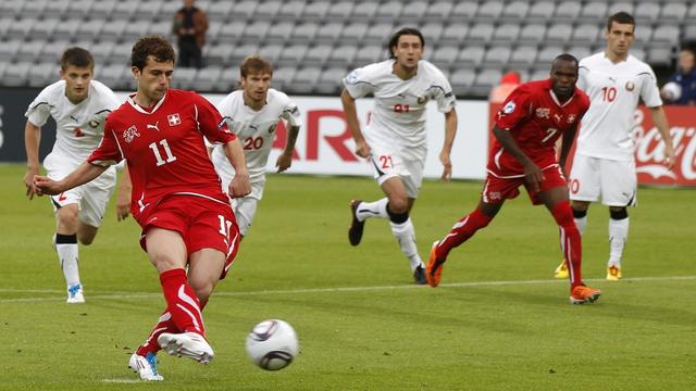 Admir Mehmedi a fait preuve d'un sang froid admirable samedi, comme sur ce penalty transformé à la 6e minute. [KEYSTONE - PETER KLAUNZER]