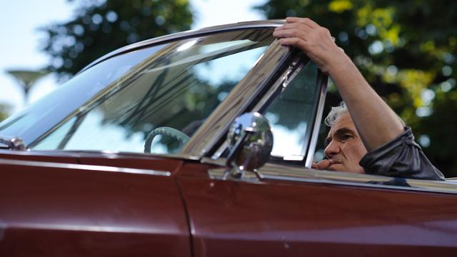 A Locarno, le réalisateur Abel Ferrara au volant de la Cadillac de l'émission Tapage nocturne. [Eddy Mottaz]
