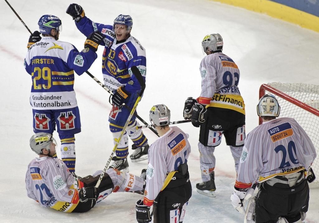 Bienne a longtemps cru en la victoire sur la glace du champion. [KEYSTONE - Arno Balzarini]