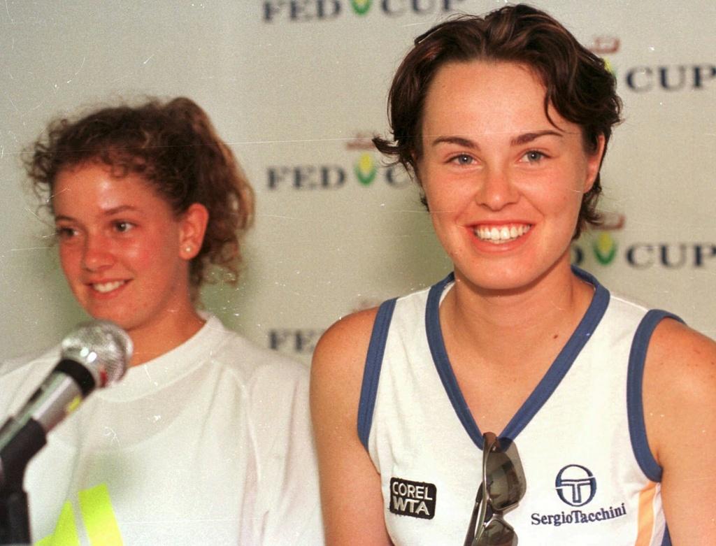 Patty Schnyder a été longtemps dans l'ombre de Martina Hingis. Ici, le 22 juillet 1998, lors d'un match de FedCup à Sion. [KEYSTONE - RENE RITLER]