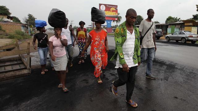 Des habitants fuient le quartier pro-Ouattara d'Abobo où des tirs se sont produits. [Luc Gnago]