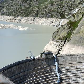 Les organisations environnementales s'opposent notamment à des projets hydroélectriques, comme le réhaussement du barrage du Grimsel (BE) qui entraînerait la disparition d'un marécage. [Peter Schneider]