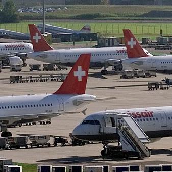 Le 2 octobre 2001, les avions de Swissair sont immobilisés sur le tarmac de l'aéroport de Zurich. [Andreas Meier]