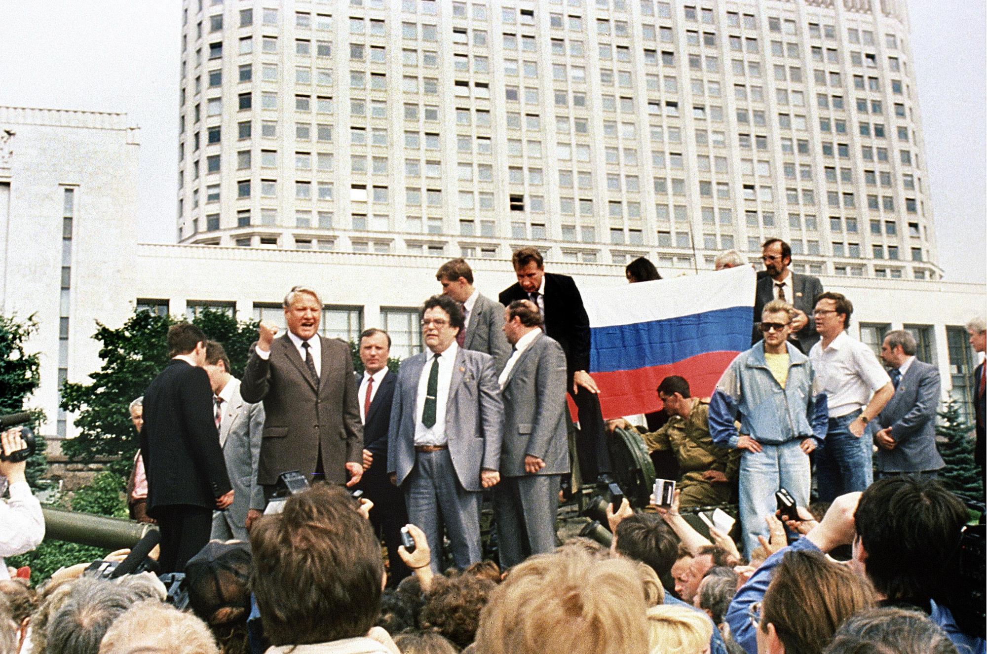Boris Eltsine, sur un blindé arborant un drapeau russe. [AFP - DIANE-LU HOVASSE]