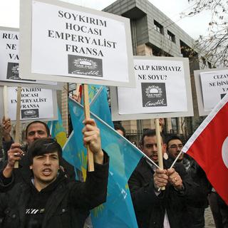 Manifestants pro-gouvernementaux turcs devant l'ambassade de France à Ankara, ce mercredi 21 décembre 2011. [Adem Altan]