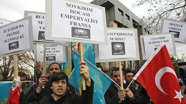 Manifestants pro-gouvernementaux turcs devant l'ambassade de France à Ankara, ce mercredi 21 décembre 2011. [Adem Altan]