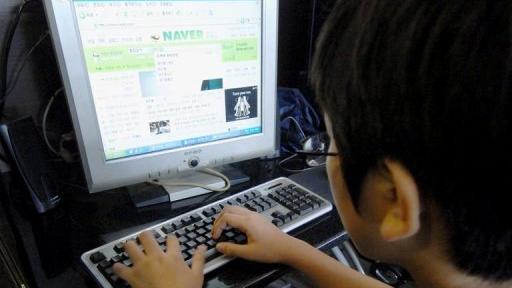 Un jeune Coréen surfe sur internet.