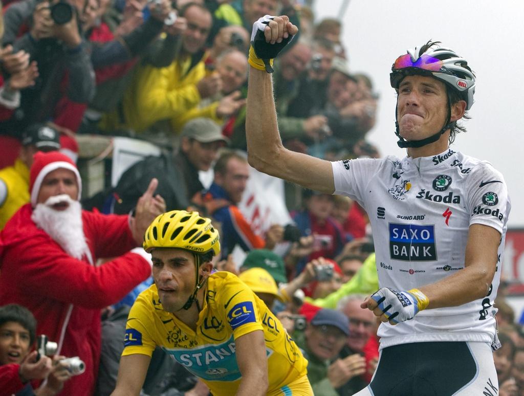 Andy Schleck devance Contador lors de l'arrivée au col du Tourmalet, en juillet 2010. [KEYSTONE - IAN LANGSDON]