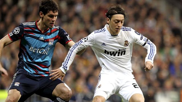 Le Real et Özil (en blanc) poursuivent leur route. [Alberto Martin]