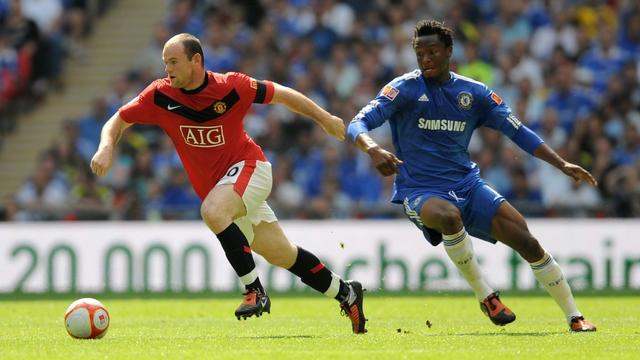 Wayne Rooney face à John Obi Mikel. Manchester United et Chelsea vont se disputer une place en demi-finale de la Ligue des champions. [Keystone - DANIEL HAMBURY]