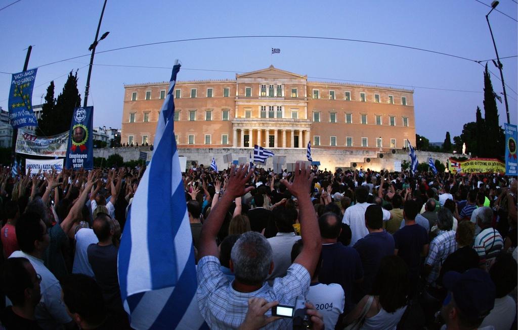 Des milliers de personnes se sont réunies devant le Parlement grec mardi soir. [KEYSTONE - Simela Pantzartzi]