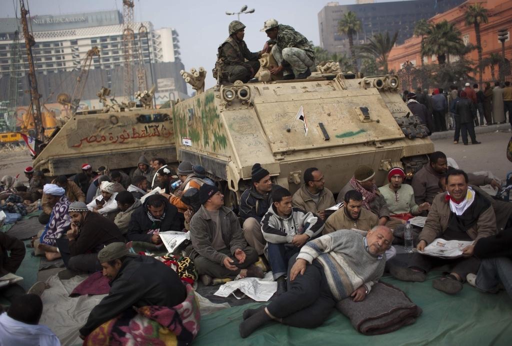 Manifestants anti-Moubarak et armée cohabitent pacifiquement dans leur occupation de la place. [Emilio Morenatti]