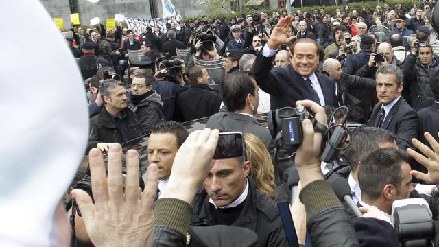 Silvio Berlusconi a quitté le tribunal en saluant des partisans venus le soutenir. [Luca Bruno]