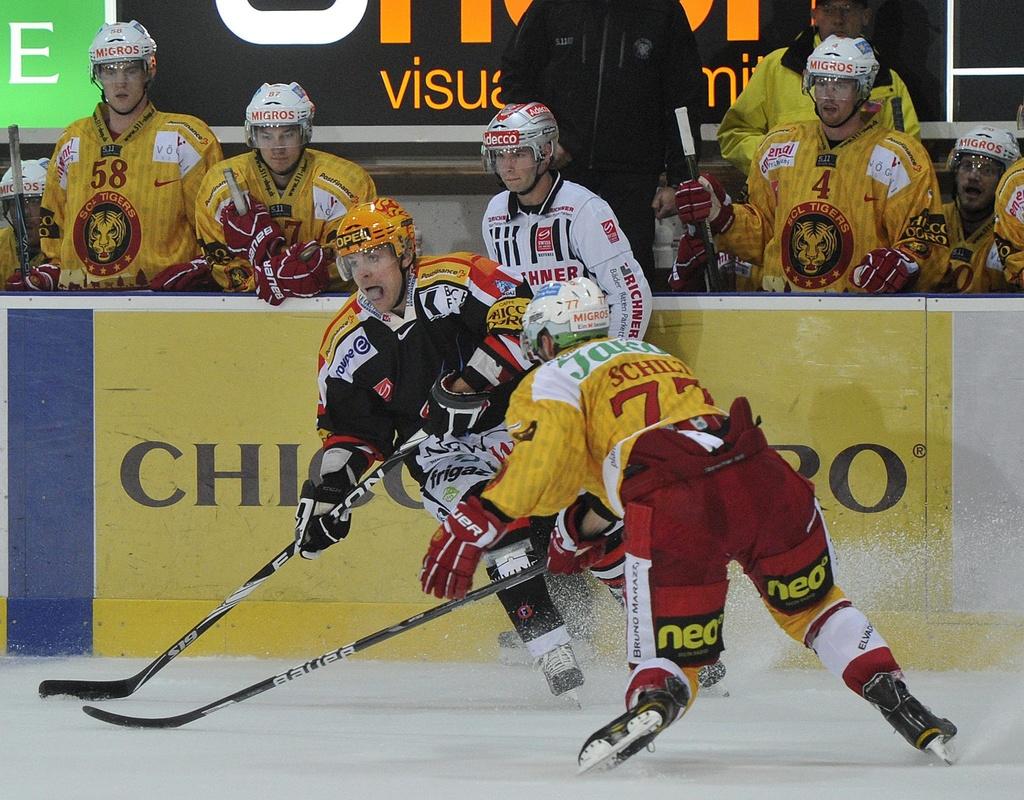 Fribourg's Pavel Rosa, links, im Duell mit Langnau's Sebastian Schilt, beim Eishockey Meisterschaftsspiel der National League A zwischen dem HC Fribourg-Gotteron und den SCL Langnau Tigers, am Dienstag, 20. September 2011, in der BCF Arena in Fribourg. (PHOTOPRESS/Peter Schneider) [KEYSTONE - Peter Schneider]