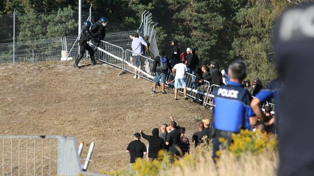 Des supporters servettiens cherchent à se rapprocher des Valaisans. [Police cantonale valaisanne]