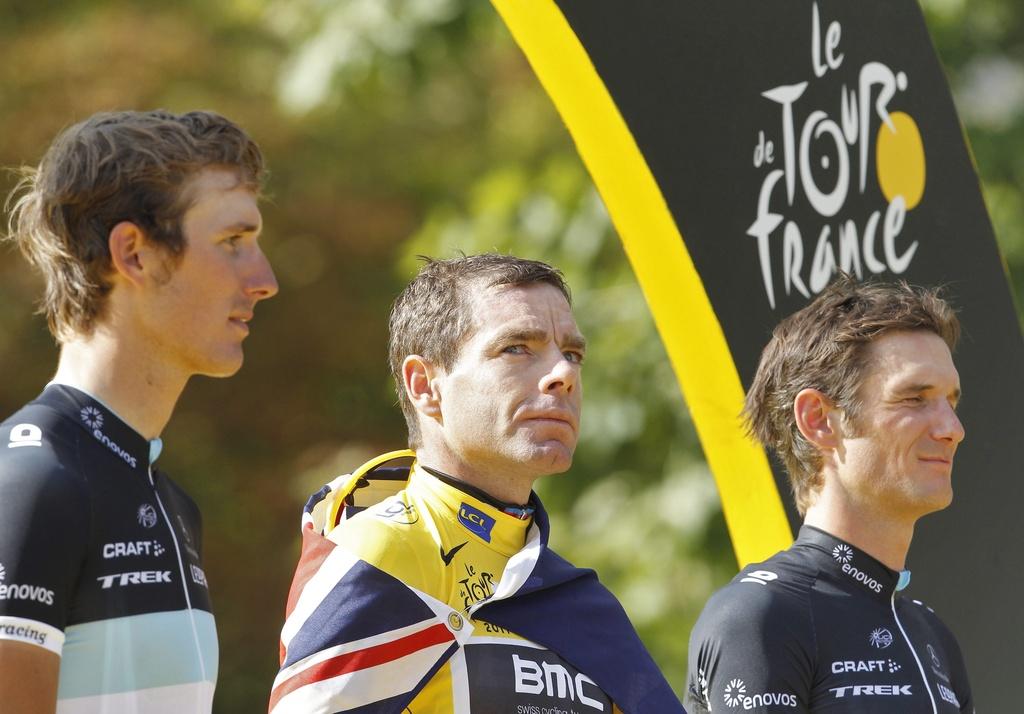 Les frères Schleck entourent Cadel Evans: on reverra à n'en pas douter l'un de ces visages sur un podium futur du Tour! [KEYSTONE - Guillaume Horcajuelo]
