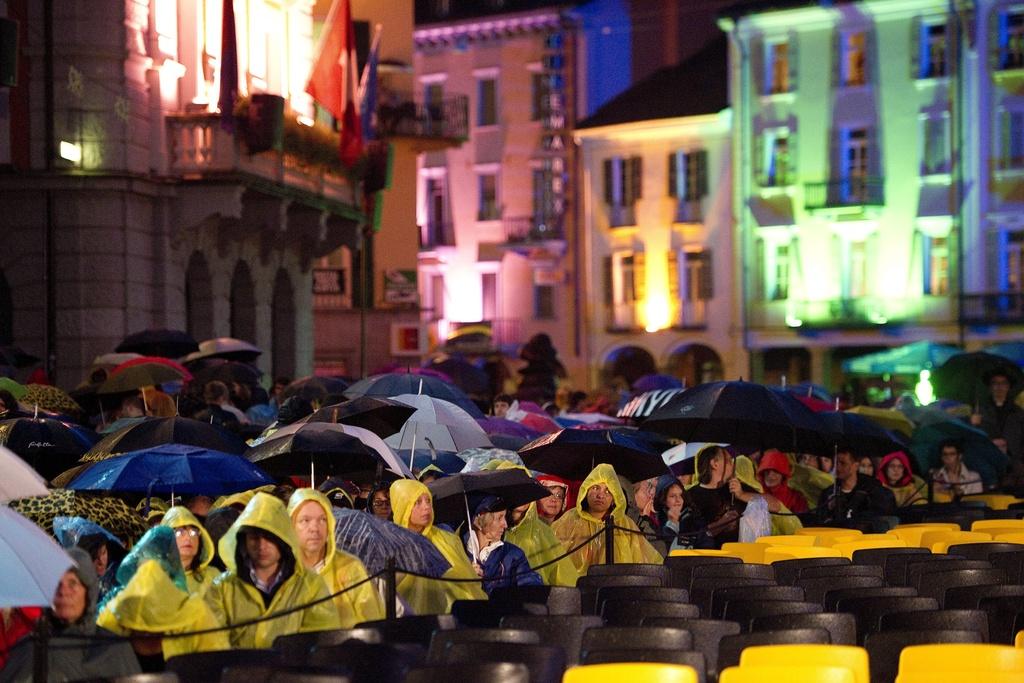 Samedi soir, c'est sous la pluie qu'un public farouche attendait la projection de "Cowboys & Aliens", avec Daniel Craig et Harrison Ford. [KEYSTONE - Jean-Christophe Bott]