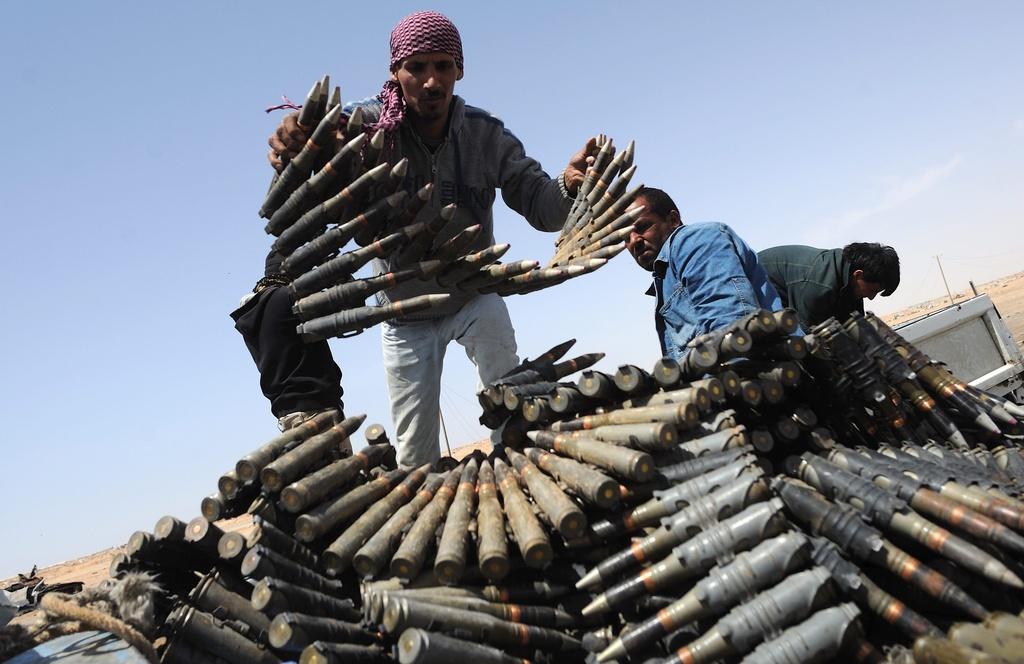 Des insurgés préparent des munitions de défense anti-aérienne entre Ajdabiya et Brega. [Vassil Doney]