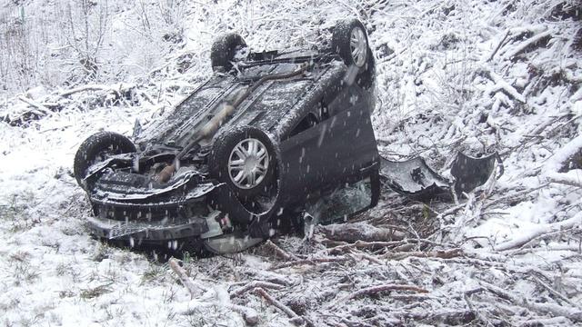 La neige a causé plusieurs accidents routiers, perturbant le trafic, comme ici dans le canton de Bâle-Campagne. [Police cantonale bâloise]