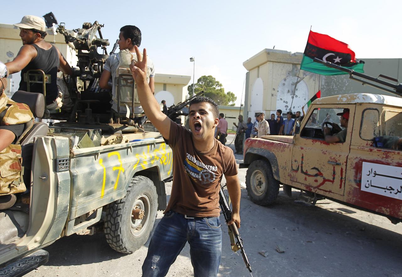 Ce rebelle crie victoire lorsque lui et les autres combattants entrent dans Bab al-Aziziya. [Zohra Bensemra]