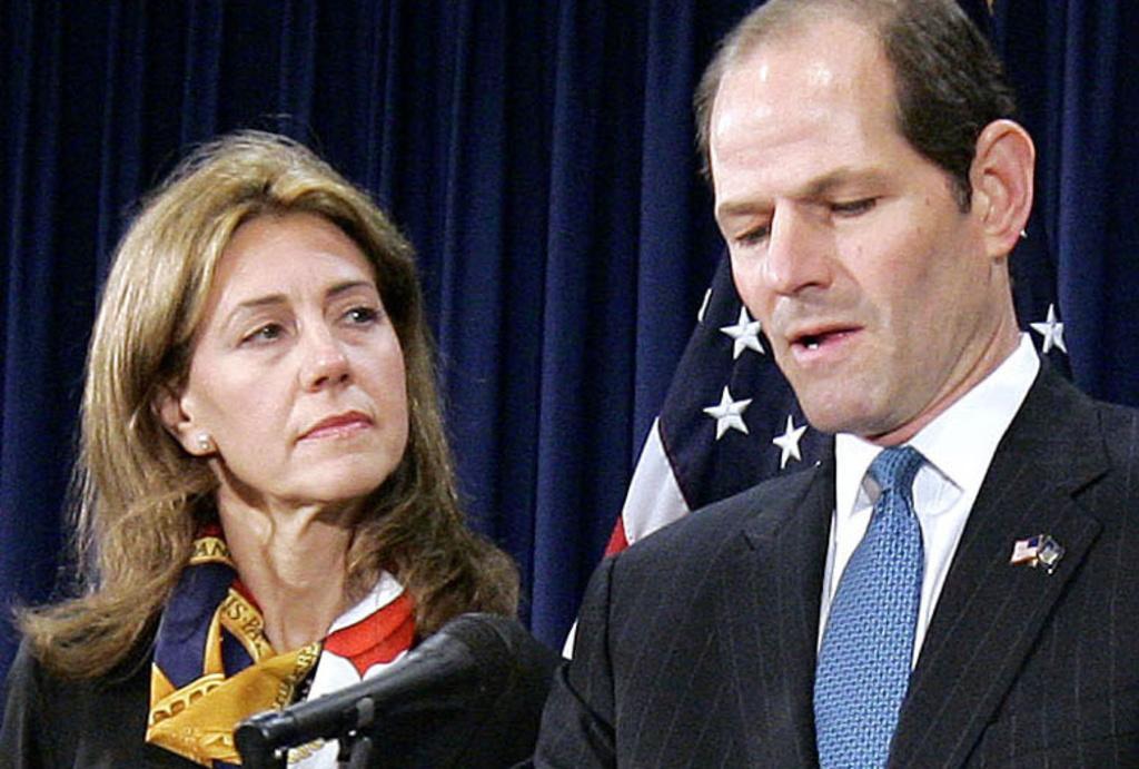 Eliot Spitzer avait annoncé sa démission en compagnie de sa femme le 12 mars 2008. [KEYSTONE - AP Photo/Stephen Chernin]