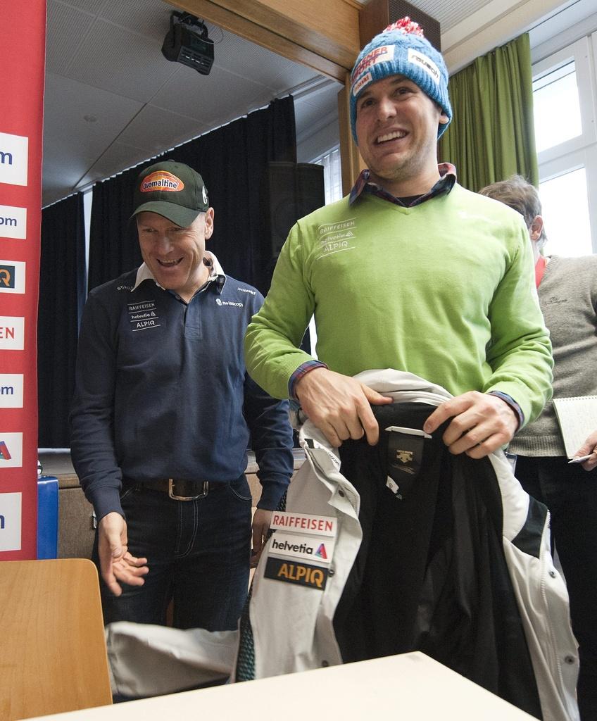 Didier Cuche et Daniel Albrecht ont le sourire avant d'aborder le géant d'Adelboden. [KEYSTONE - PETER SCHNEIDER]