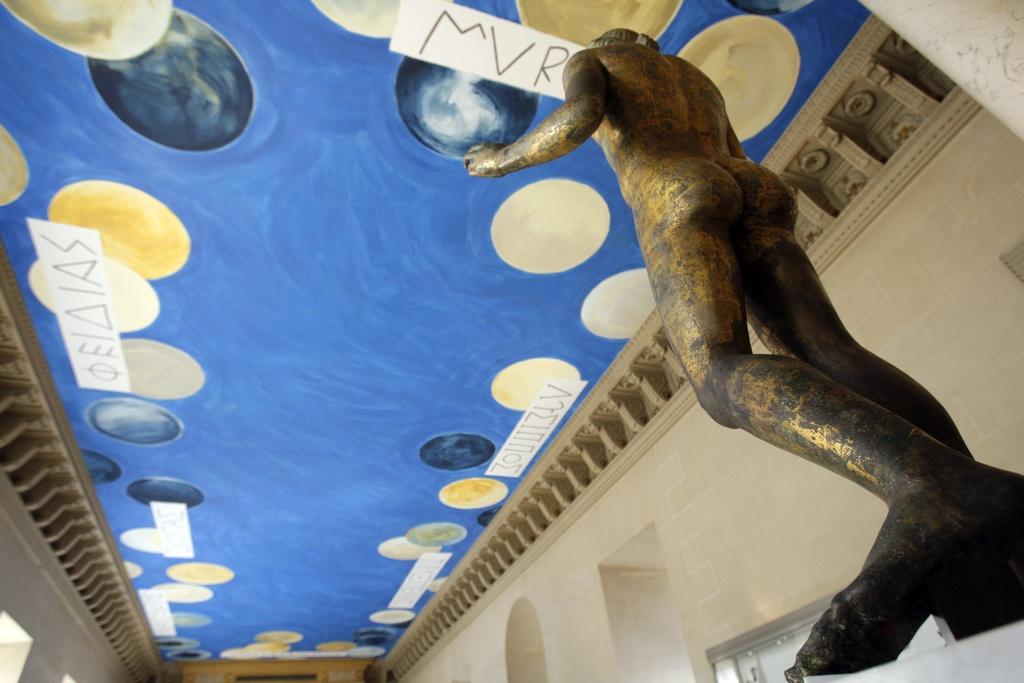 Cy Twombly avait peint le plafond d'une galerie du Louvre, devenant le 3e artiste contemporain à exposer une oeuvre permanente dans le musée parisien. [CHRISTOPHE ENA]